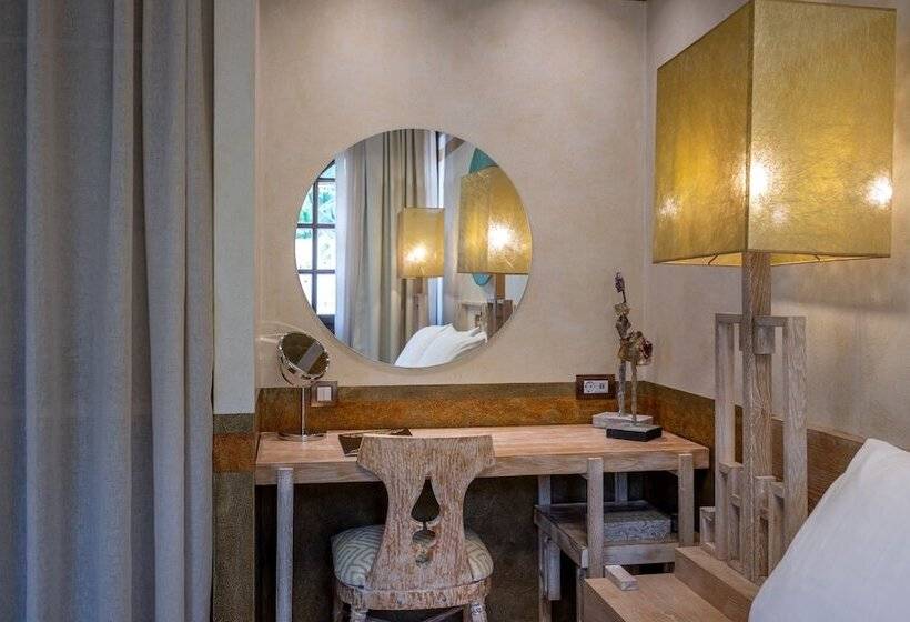 جناح جونيور, 10gr Boutique Hotel & Wine Bar