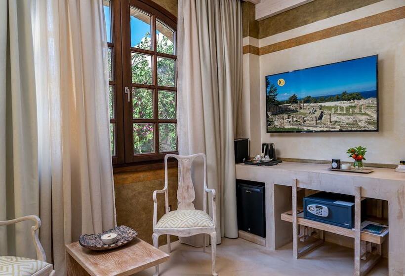جناح جونيور, 10gr Boutique Hotel & Wine Bar