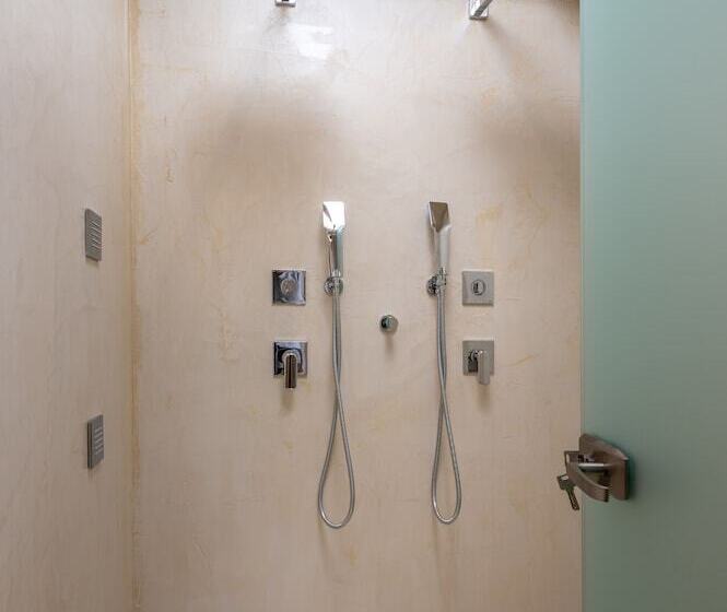 جناح سوبيريور, 10gr Boutique Hotel & Wine Bar