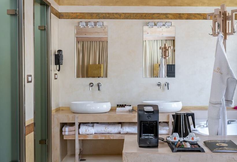 جناح إدارى, 10gr Boutique Hotel & Wine Bar