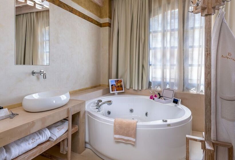 جناح إدارى, 10gr Boutique Hotel & Wine Bar