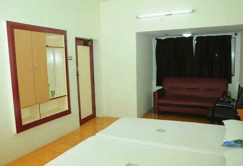 Deluxe Kolmen Hengen Huone, Radhakrishna By Oyo Rooms