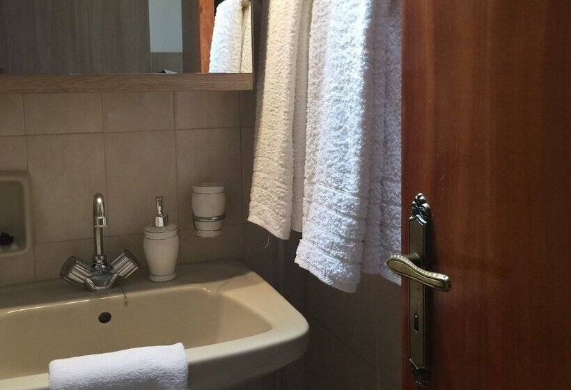 غرفة قياسية مطلة على الجبل, Nikos Ikies