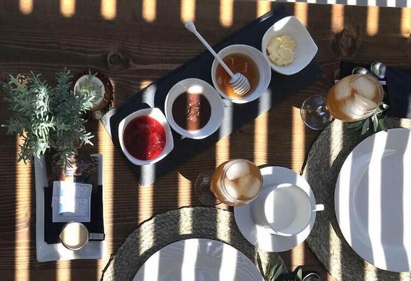 غرفة قياسية مطلة على الجبل, Nikos Ikies