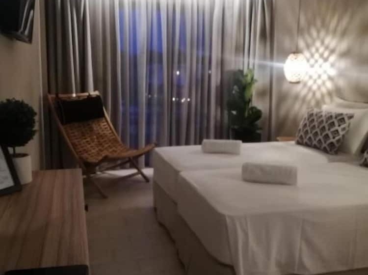 غرفة قياسية مطلة على الجبل, Nikos Ikies