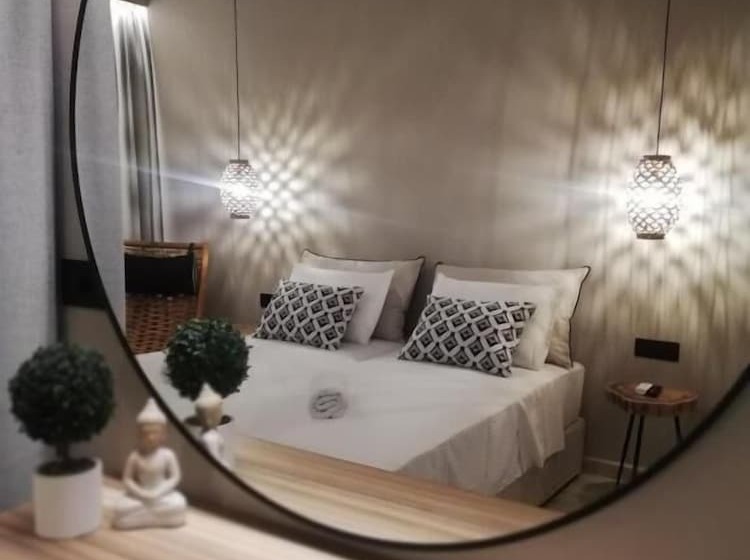 غرفة قياسية مطلة على الجبل, Nikos Ikies