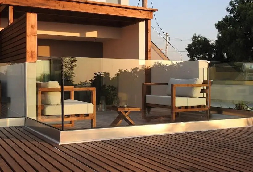 Deluxe-huone, Nikos Ikies