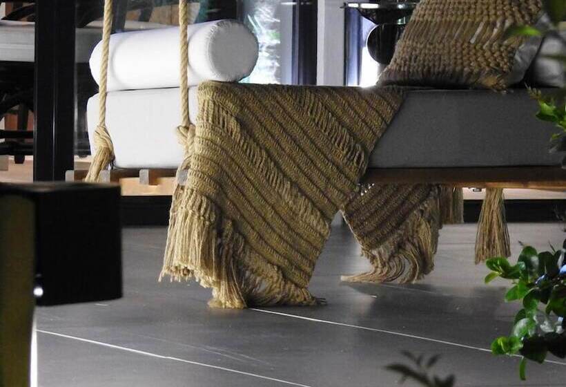 غرفة ديلوكس, Nikos Ikies