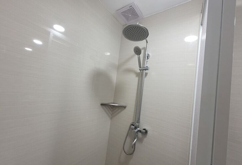 חדר סטנדרט נוף לבריכה, Fernvale Leisure Club And Resort