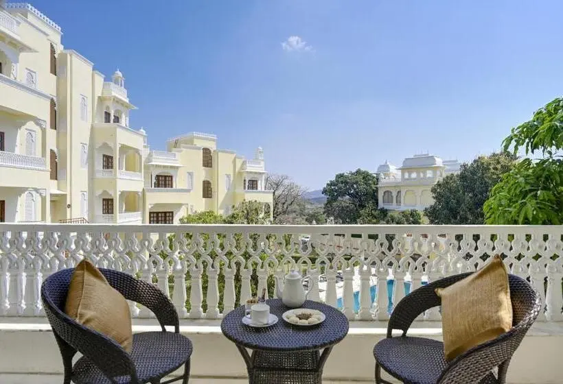 سوییت سوپریور, The Everest Hill Resort