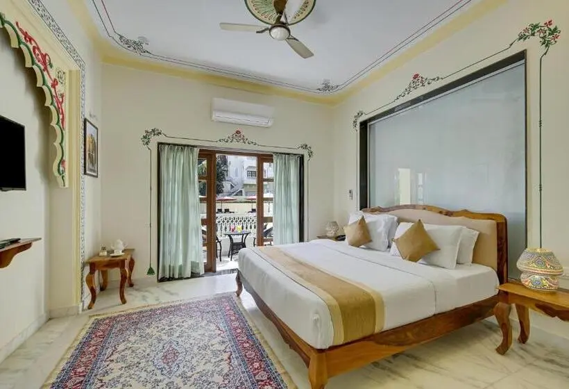 سوییت سوپریور, The Everest Hill Resort