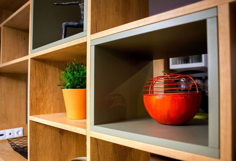 Studio Standard, Emerald Suite