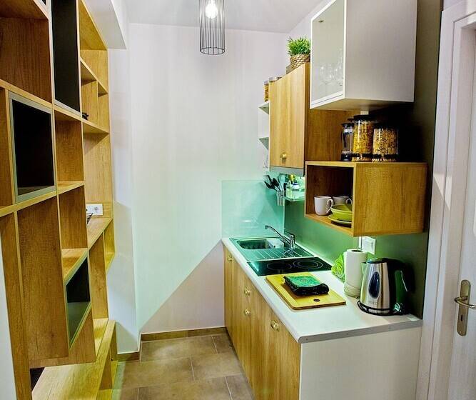 Studio Standard, Emerald Suite