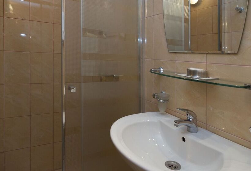 Quarto Triplo Estandar, Orfei Hotel On Bolshaya Konyushennaya