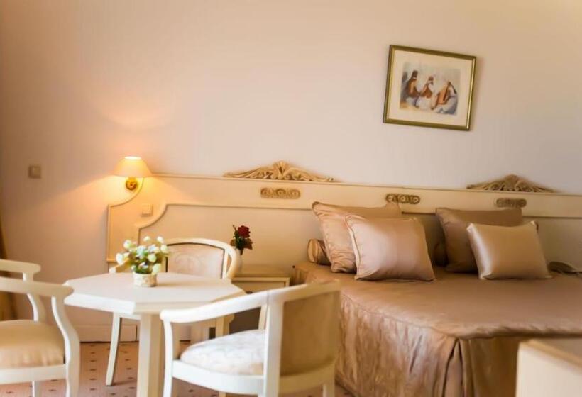 标准三人间, Amir Palace