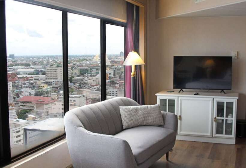 Deluxe room with river view, Grand China Bangkok