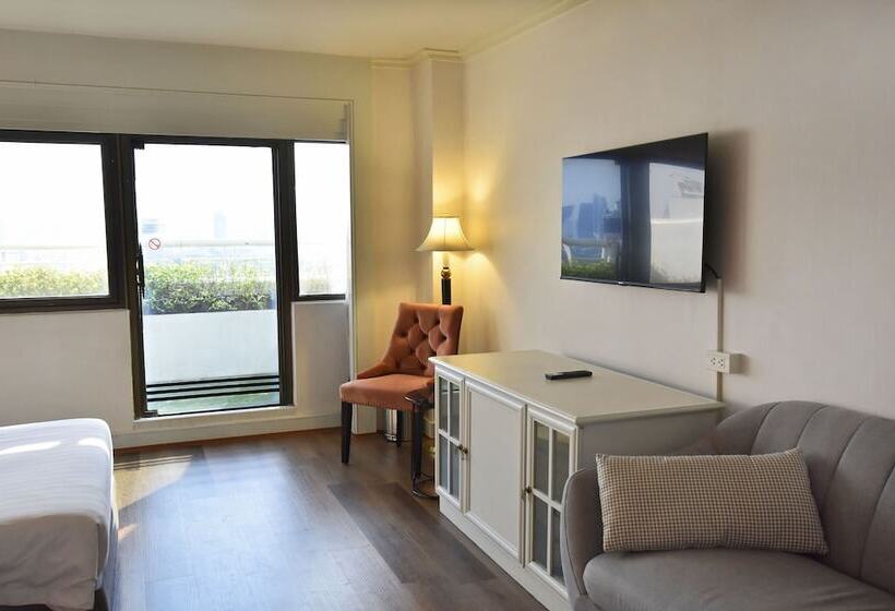 Deluxe room with river view, Grand China Bangkok