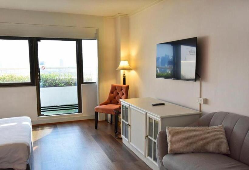 Deluxe room with river view, Grand China Bangkok