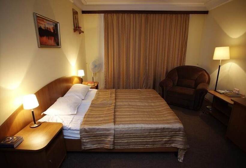 주니어 스위트, The Old Monastery