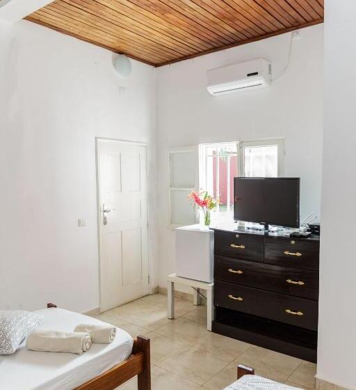 اتاق اکونومی, Vila Marilyn