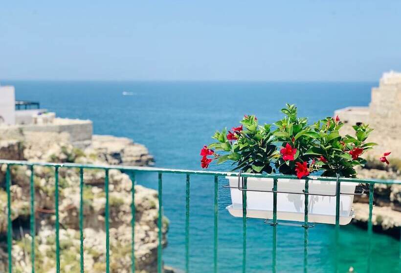 اتاق لوکس با بالکن و چشم‌انداز دریا, Posea  Polignano Sea Suites