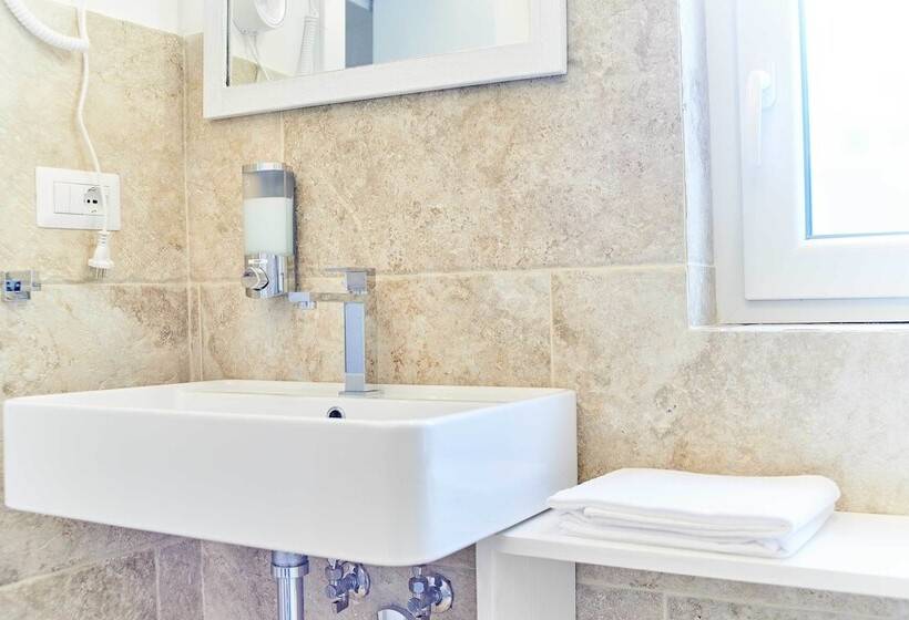 اتاق لوکس با بالکن و چشم‌انداز دریا, Posea  Polignano Sea Suites