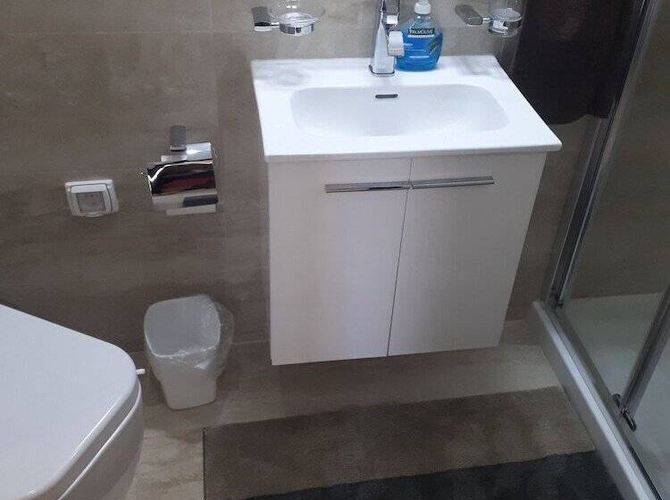 اتاق راحتی, Fauzia B&b