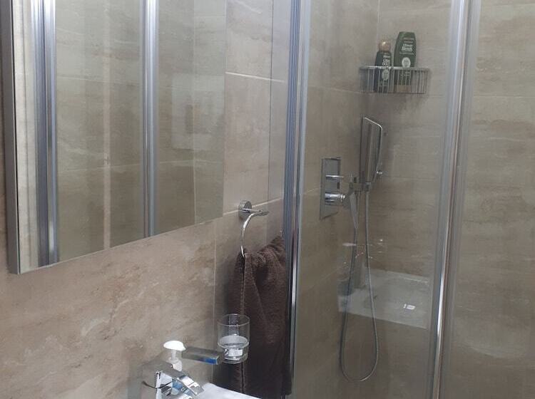 اتاق راحتی, Fauzia B&b