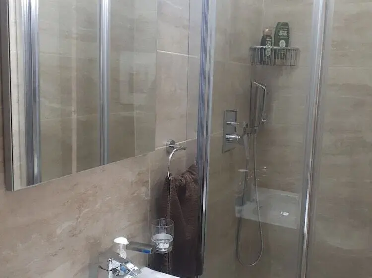 اتاق راحتی, Fauzia B&b