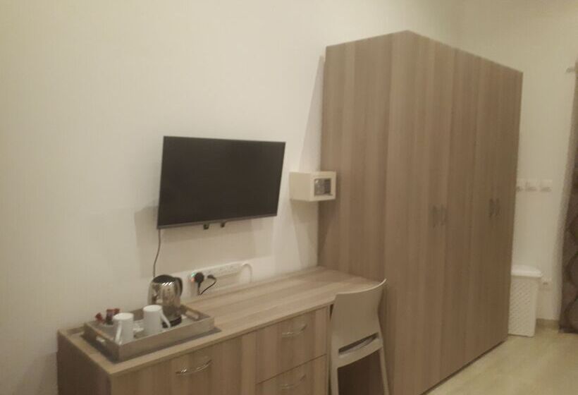 اتاق راحتی, Fauzia B&b