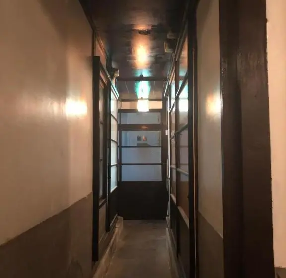バス共有のスタンダードルーム, Yadokari House