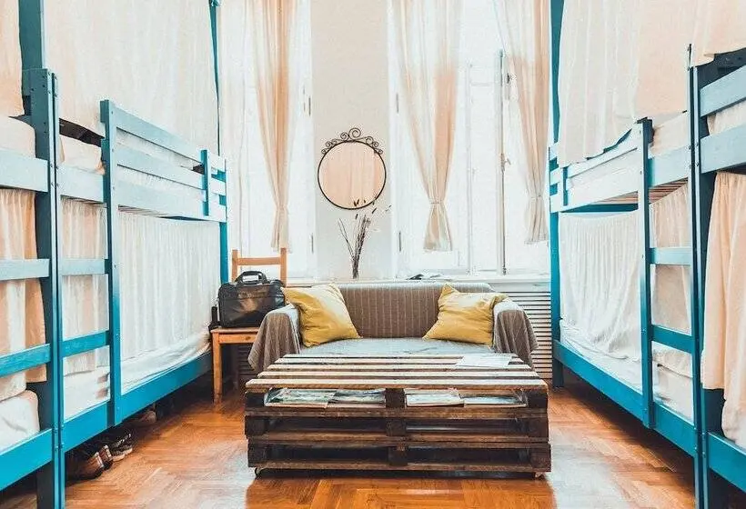 ルームシェアのワンベッド, Hostel Fjord