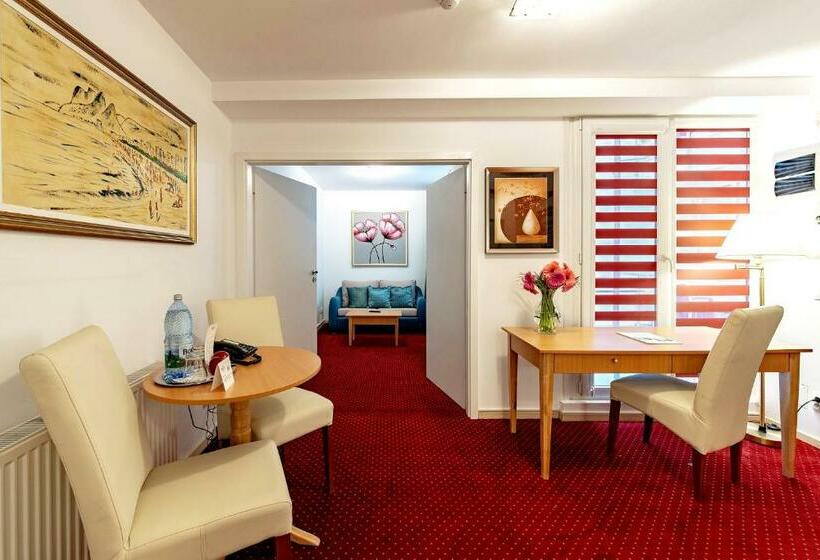 سوییت جونیور, Bucur Accommodation