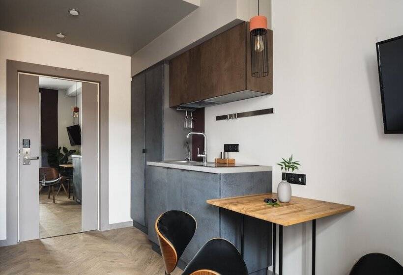 스탠다드 룸, The Faces Historical Center