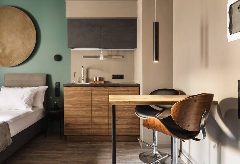 수피리어 룸, The Faces Historical Center