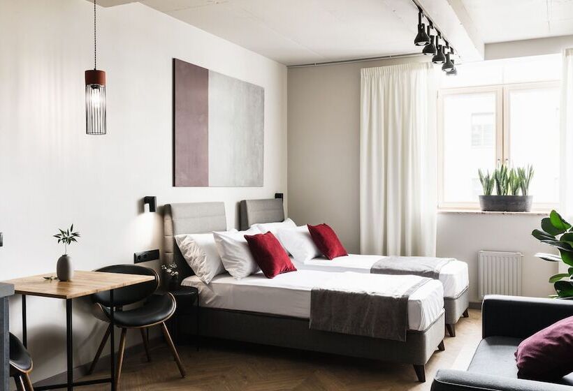 수피리어 룸, The Faces Historical Center