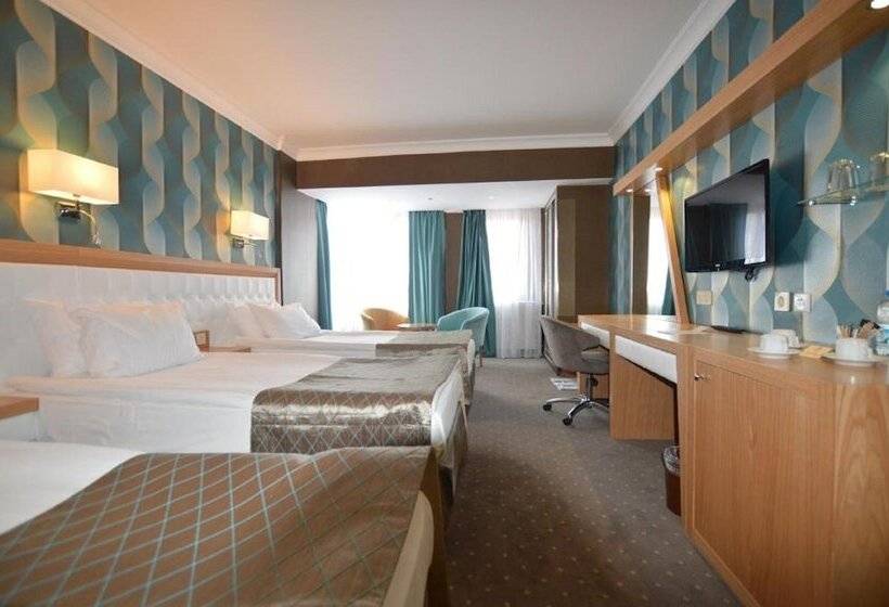 غرفة ديلوكس ثلاثية, Akol