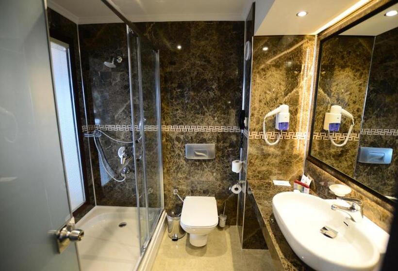 غرفة ديلوكس ثلاثية, Akol