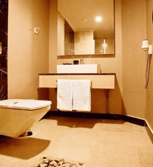 اتاق خانوادگی, Darkhill