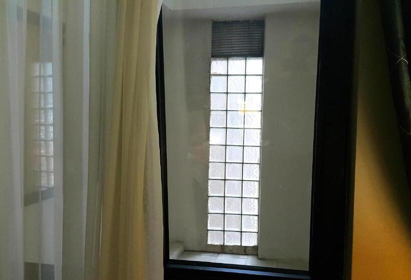 اتاق اکونومی, Darkhill