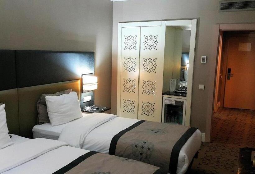 اتاق اکونومی, Darkhill