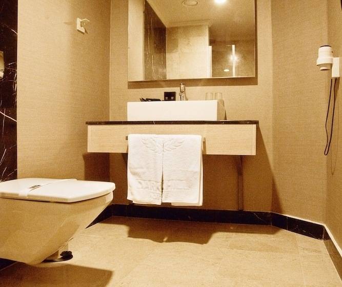 اتاق خانوادگی, Darkhill