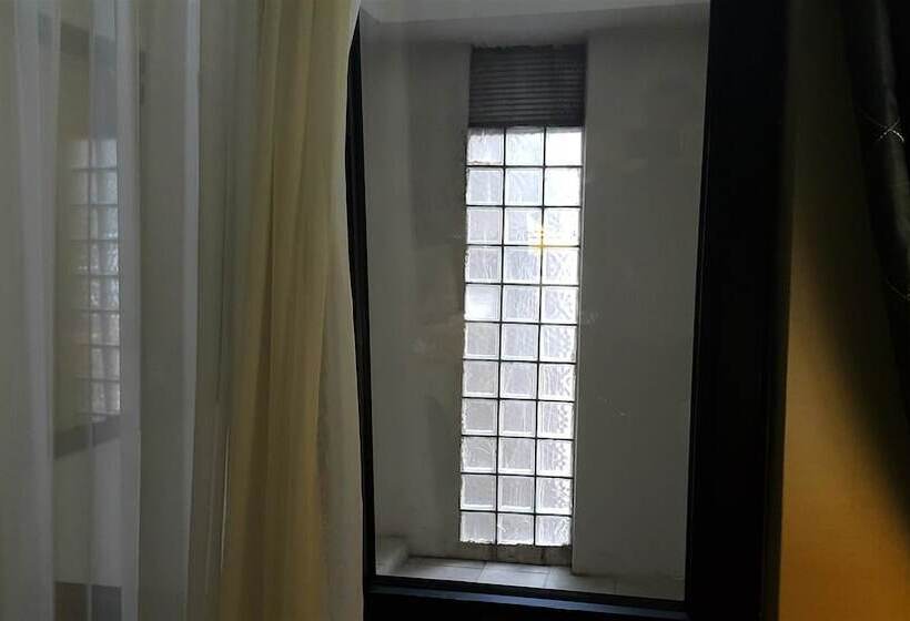 اتاق اکونومی یک تخته, Darkhill