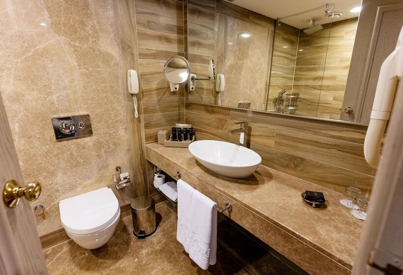 جناح جونيور, Gloria Golf Resort