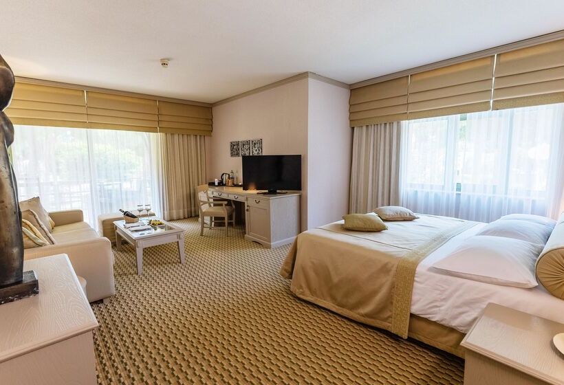 جناح جونيور, Gloria Golf Resort