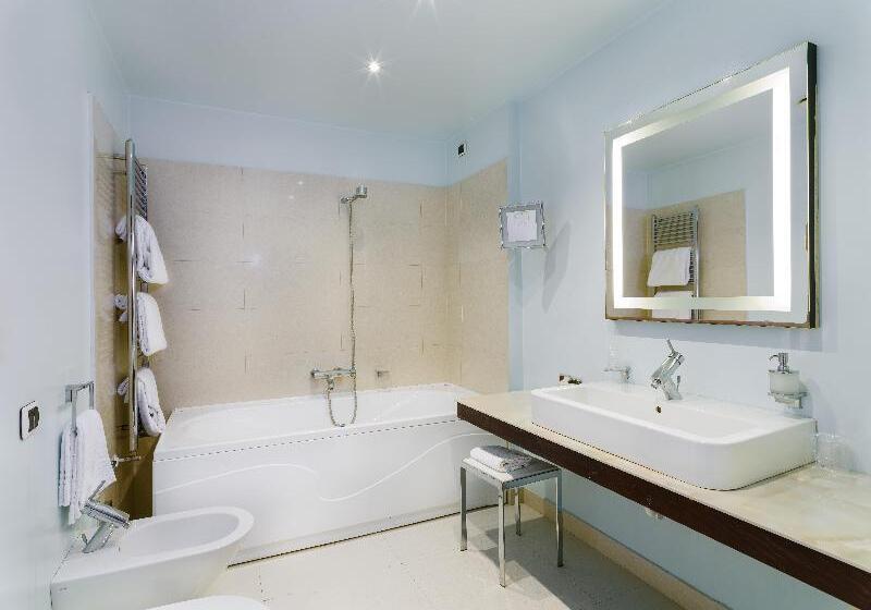 جناح جونيور, Gloria Golf Resort