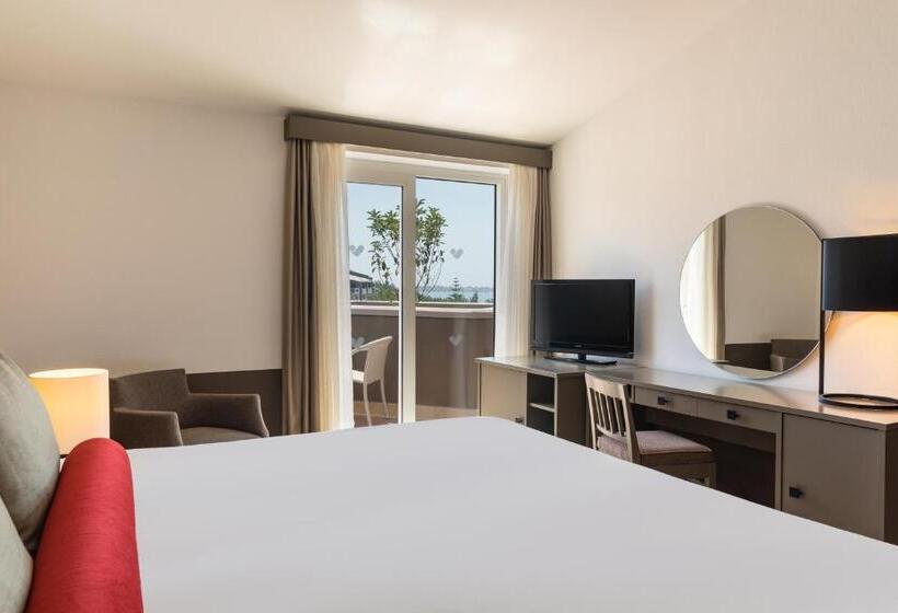 海景套房, Paloma Perissia