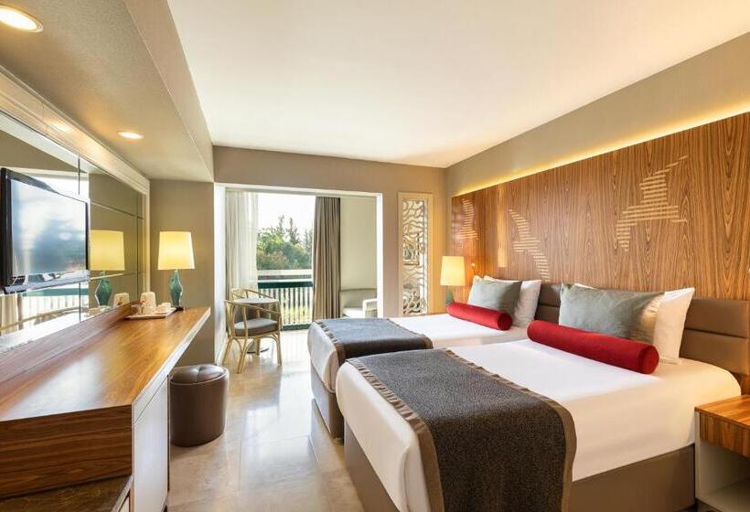 标准间, Paloma Perissia