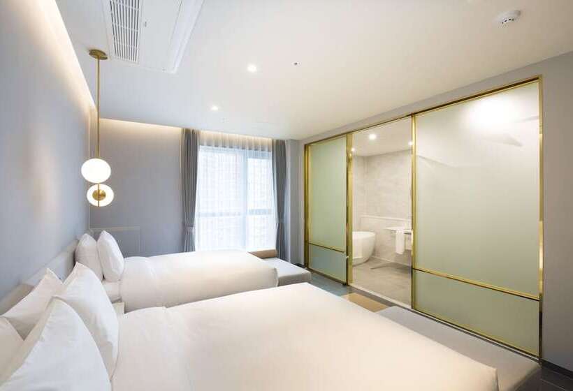 家庭间, Nampo Hound Hotel Premier