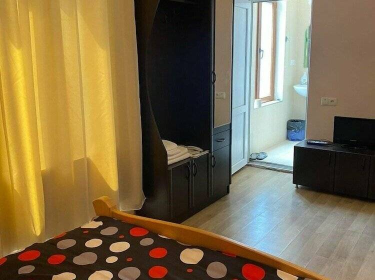 اتاق کلاسیک سه تخته, Kanudosi Guest House